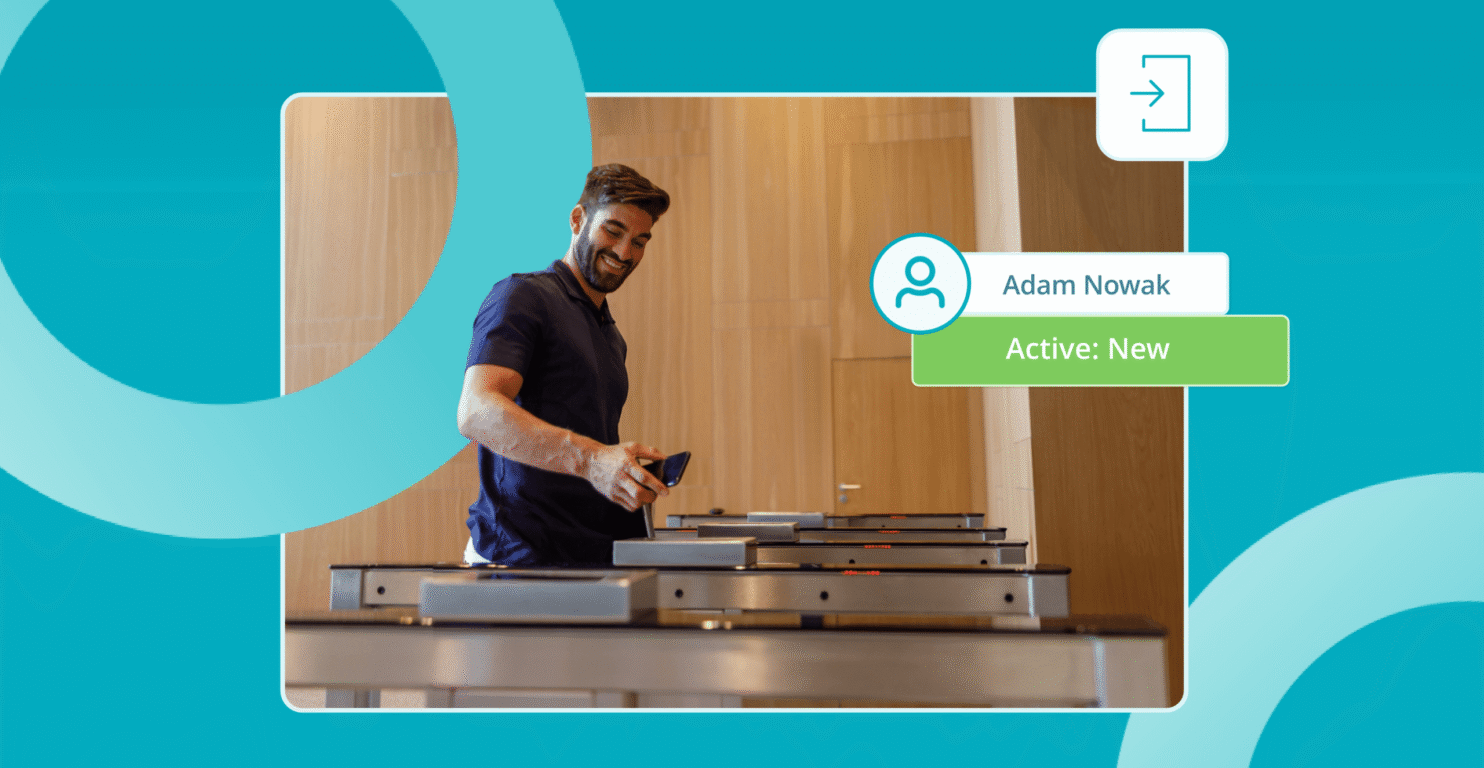 Mężczyzna wchodzący do klubu fitness za pomocą kodu QR w smartfonie przez bramki obrotowe systemu eFitness Access Control.